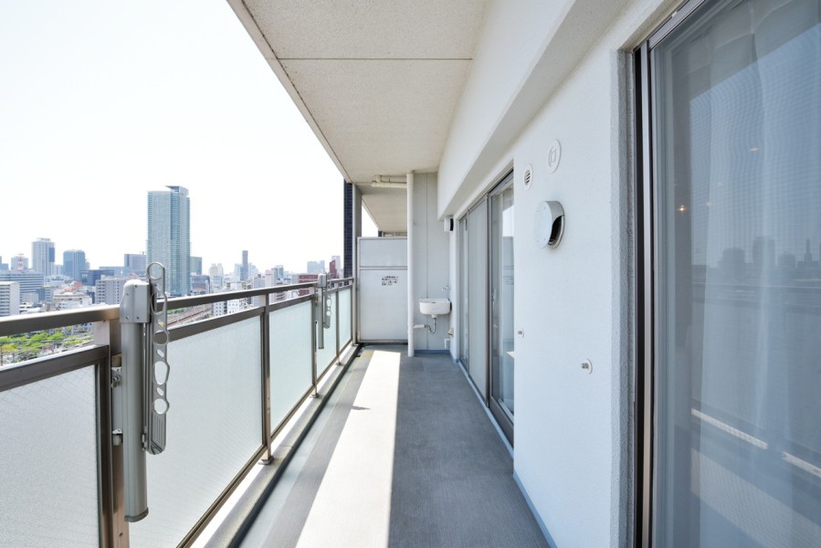 .最上階・南向きのバルコニーは前面を遮る建物もなく、開放的な空間です。スロップシンクもありますので、お掃除の時や汚れものを洗いたいときに便利です。お洗濯物も気持ちよく干せます。