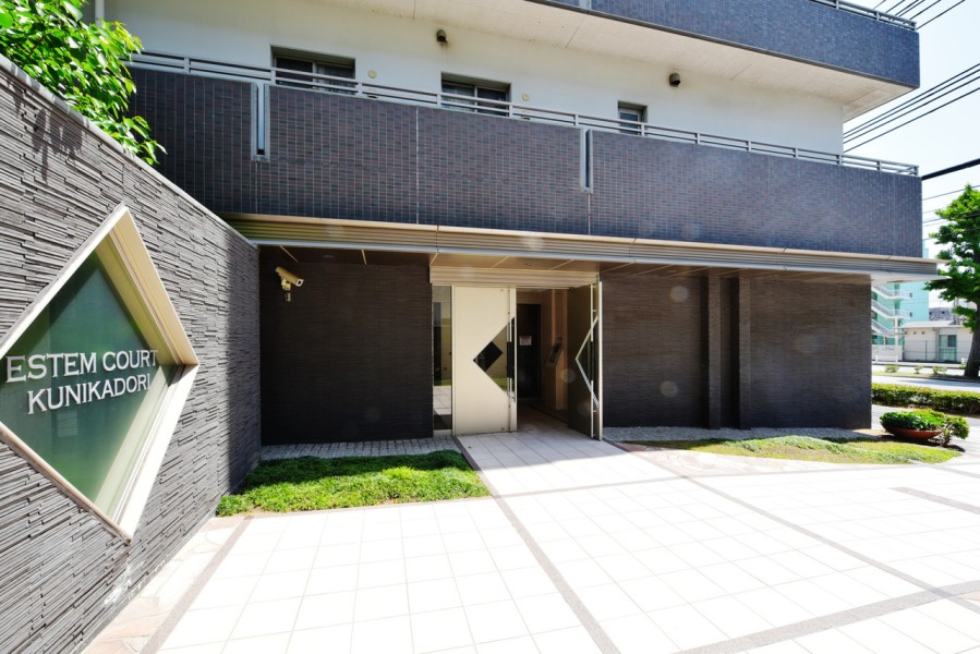 .平成20年建築、総戸数82戸のマンションです。近隣には公園や小学校もありますので、子育て環境にもおすすめです。白とグレーのアクセントが印象的なタイル張りの外観です。
