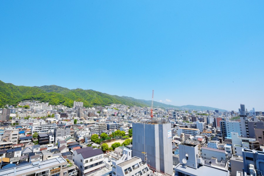 洋室1のバルコニーからの北側の眺望です。海と山が近く、どちらの自然も堪能出来る神戸の街の魅力を感じられるお部屋です。南側には海、北側には山々の緑が目を楽しませてくれます。