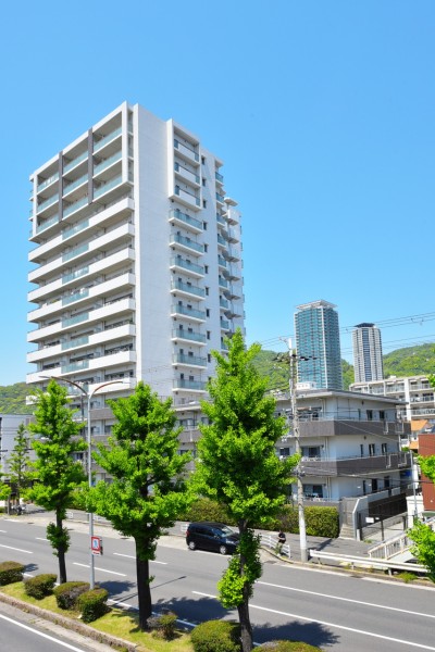 阪急神戸線春日野道駅から徒歩4分の好立地です。JR線も利用出来ますので、通勤、通学、お出かけに便利です。中央小学校まで約240ｍで、お子様も通学しやすい環境です。三宮も徒歩圏内で毎日の生活も充実します。