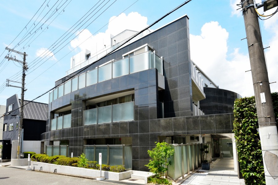 .外壁のタイルと各所にアールを用いた印象的なデザインが、苦楽園口の閑静な住宅地に映えています。阪急苦楽園口駅徒歩5分で、アクセスも便利です。近隣にはニテコ池や、夙川もあり緑も豊かです。
