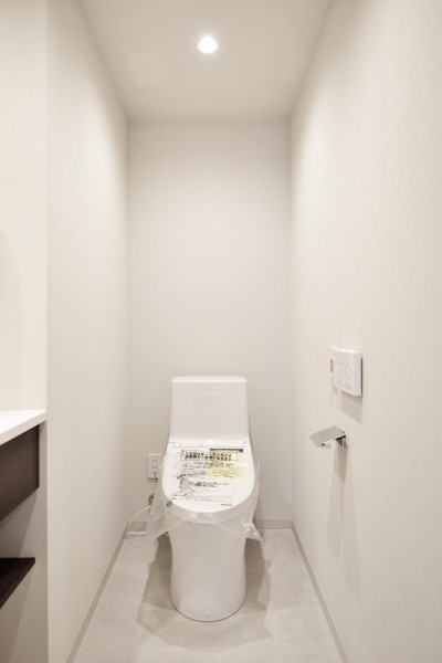 トイレもゆったり余裕のある空間です。ウォシュレット一体型のトイレはお掃除しやすい素材を使用、機能も搭載しており、毎日のお手入れも楽々です。節水タイプなのでエコです。