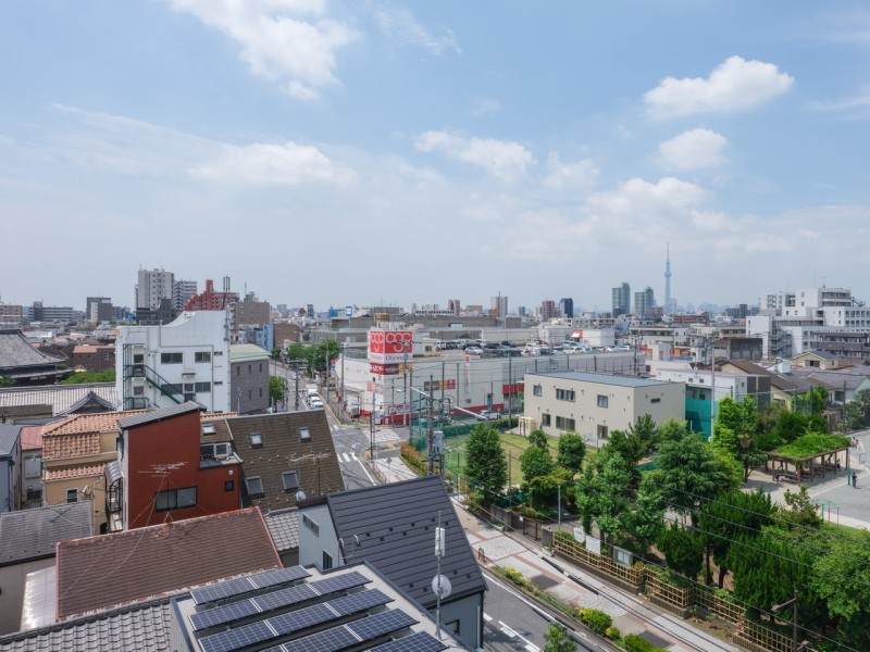 バルコニーからの眺望です。清和小学校の豊かな自然を感じながら、広がる青空を眺めてほっと一息、リフレッシュスペースにもぴったりです。