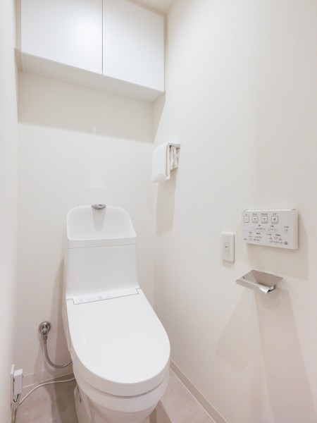 優れた節水効果や汚れが付きにくい便座など、ほしかった機能が揃ったウォシュレット一体型トイレです。上部には収納に便利な吊戸棚を備え付けました。