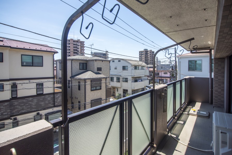 南向きで採光の取れたバルコニーです。