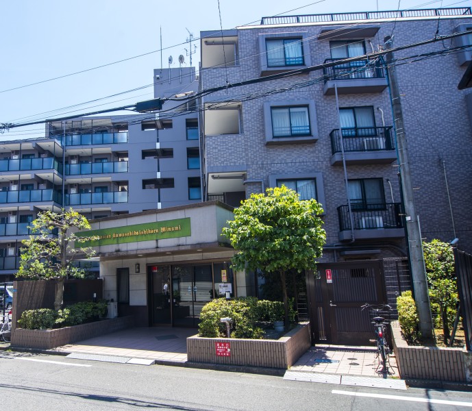 京急大師線『川崎大師』から徒歩14分の住宅街にあり、外観は重厚感のあるタイル張りです。駅周辺には風情を感じられる商店街もあります。