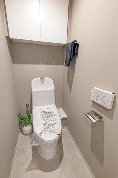 優れた節水効果や汚れが付きにくい便座など、ほしかった機能が揃ったウォシュレット一体型トイレです。上部には収納に便利な吊戸棚を備え付けました。