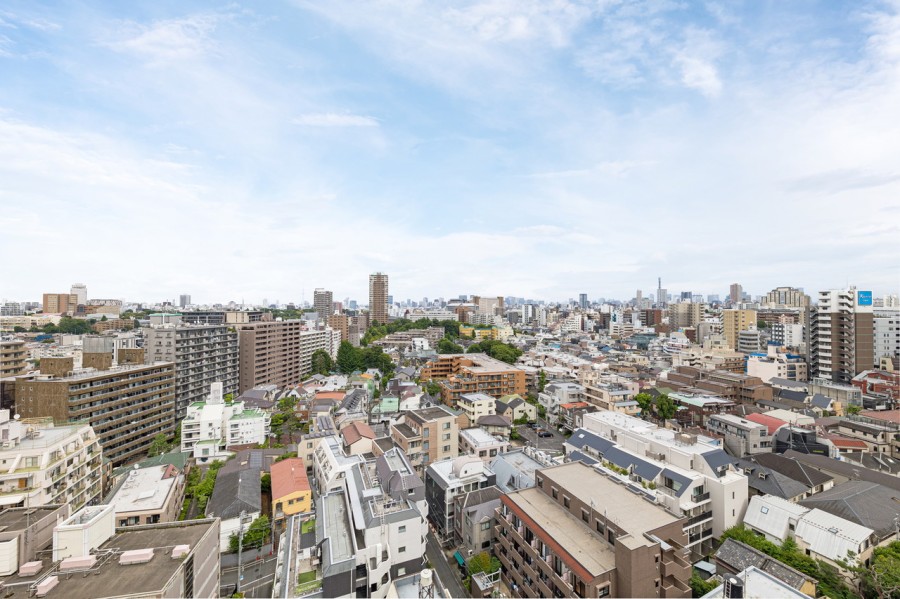 最上階のお部屋らしい大空を仰ぐ眺望です。爽やかな青空を見ながら開放感を味わい、ほっと一息つけそうです。都心ならではのナイトビューも楽しみですね。