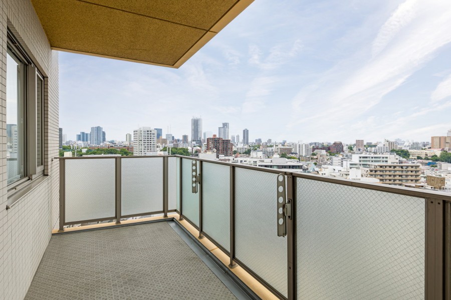 東向きのバルコニーは、自然光がたっぷりと注がれる居心地の良い空間。暮らしの中で大切な光と風を感じるスペースです。