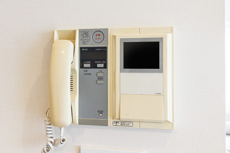 ◆TVモニター付インターホン◆訪ねてきた相手をモニター越しに確認でき、防犯対策に役立ちます。インターホン越しに話をすることが可能です。