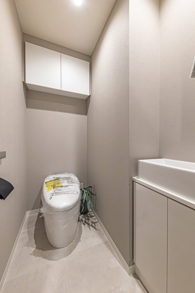 洗練されたお部屋にぴったりなスタイリッシュなタンクレストイレを新規設置しました。便利な手洗いカウンターも備え付けです。