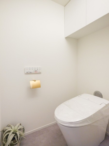 洗練されたお部屋にぴったりのタンクレストイレを新規交換済みです。ゴールドのペーパーホルダーがアクセントになり、しっとりとした安らぎ空間です。