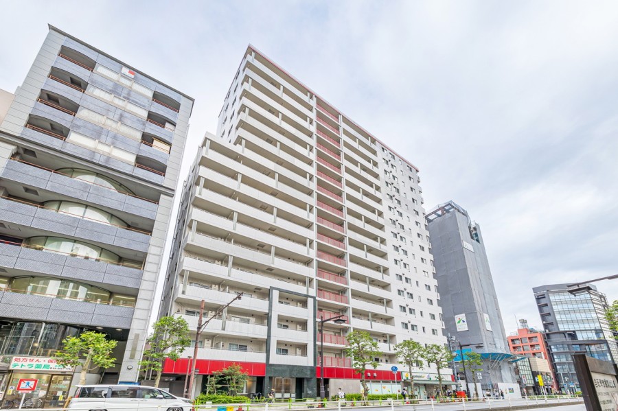 4駅3路線に恵まれたアクセスが快適な日々を叶えます。1階部分にスーパーが入っているので、毎日のお買い物にも便利です♪