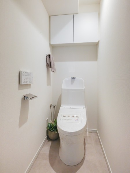 優れた節水効果や汚れが付きにくい便座など、ほしかった機能が揃ったウォシュレット一体型トイレです。収納に便利な吊戸棚を備え付けています。