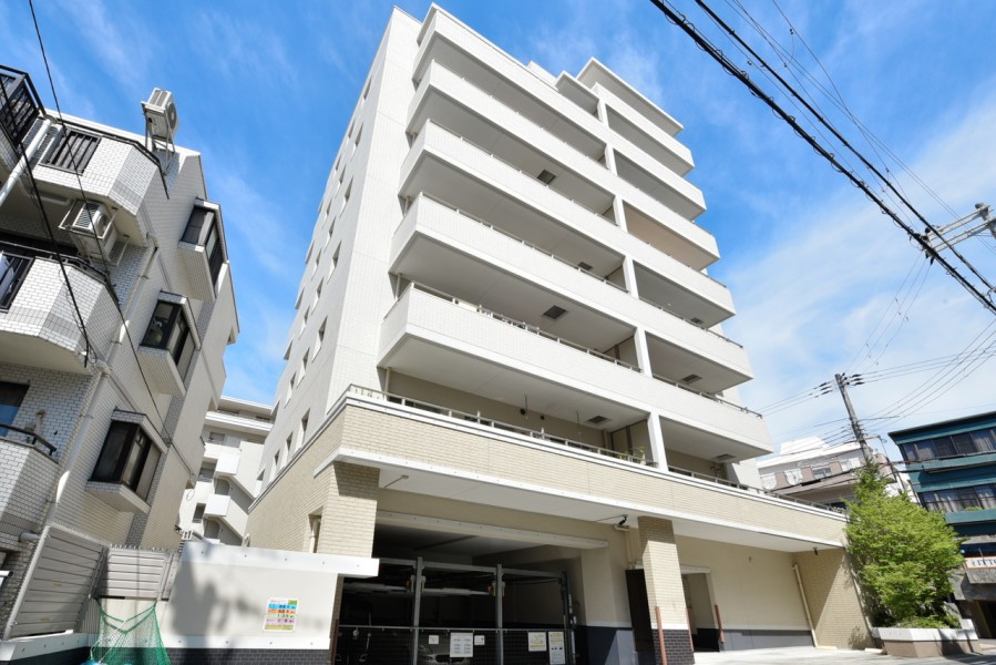県庁前駅から5分の好立地です。上階のない5階部分、140m²を超える収納豊富な4LDKが登場です。LDKは約31.5帖で広々とした空間が広がります。神戸の魅力を堪能できる立地です。
