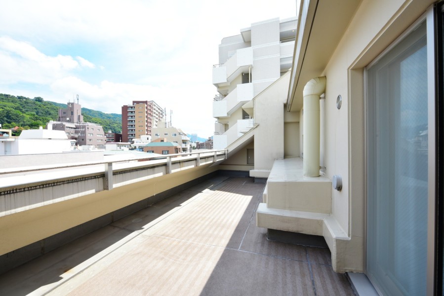 北側にはルーフバルコニーが広がっています。上階にお部屋がありませんので、開放感のあるルーフバルコニーです。大きな空と四季と共に変化する山々の自然を感じながら深呼吸をしたくなるようなスペースです。