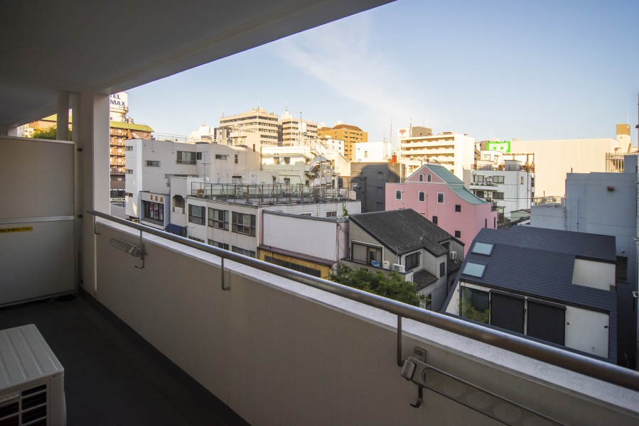東南向きで明るいバルコニーです。晴れた日には洗濯物もカラっと乾きそうです。