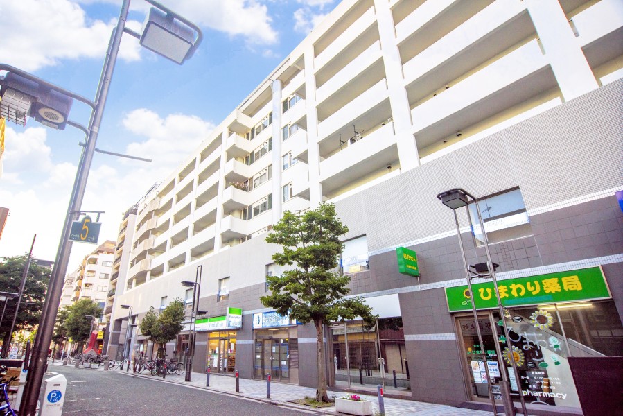 昔から親しまれている伊勢佐木町通りに面しているマンションです。3路線4駅利用可能で行き先に合わせて路線を選べる好立地♪