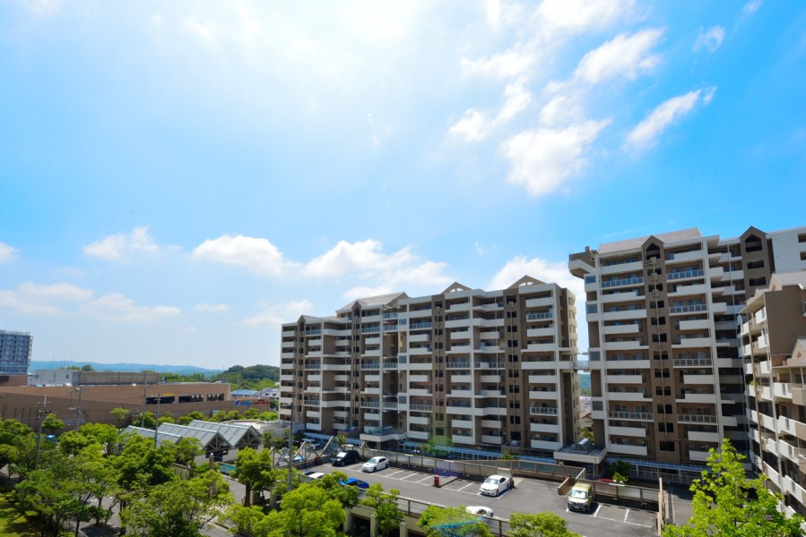 緑も多く、目を癒してくれる眺望です。大きな空と緑のコントラストが美しく、綺麗な空気を思い切り味わいたくなるような眺望が広がっています。