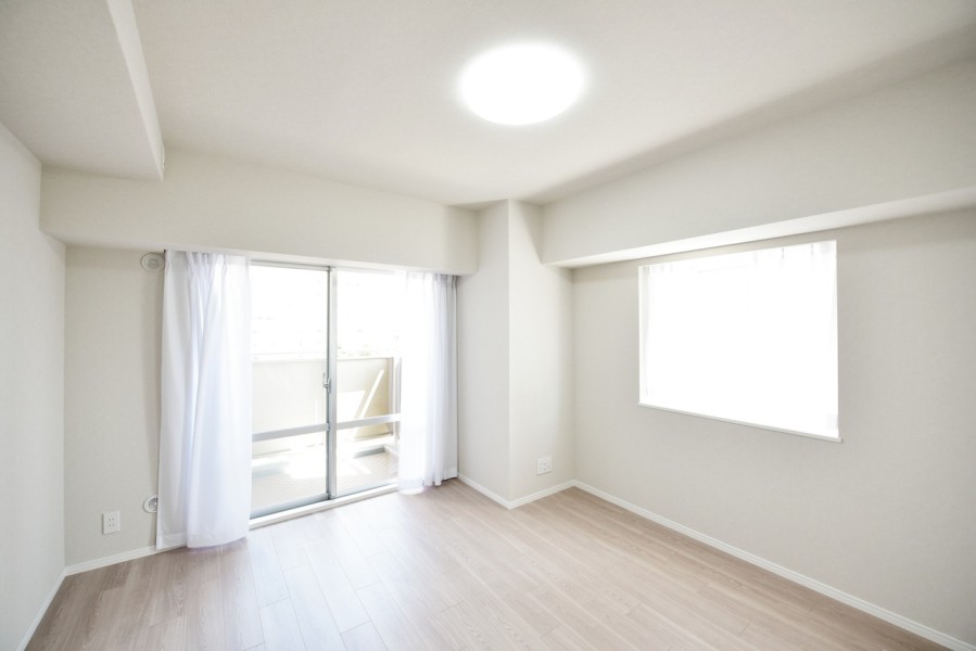 洋室1（約7.1帖）は二面採光優しい光が入ります。お部屋が4つありますので、家族がそれぞれの空間を持つことも叶いそうな間取りです。ベッド置いても使いやす主寝室にいかがでしょうか