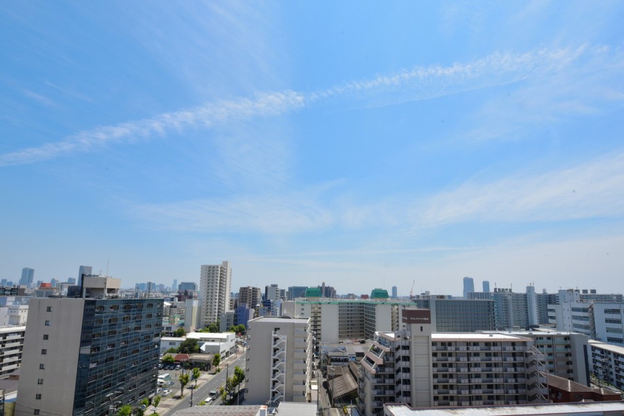 12階部分で前面を遮る建物もないので、大きな空が広がります。時間と共に移り行く空を眺めながらゆっくりと深呼吸をしたくなるような爽快な眺めです。