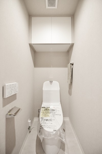 .TOTO製ウォシュレット一体型のトイレ新規設置致しました。お手入れ楽々な機能も搭載しており、毎日のお掃除も楽々です。節水タイプですので環境に優しく、経済的です。手洗いしやすい深型ボウルです。