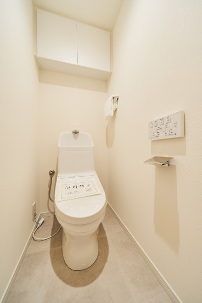 TOTO製ウォシュレット一体型のトイレも新規交換済みです。吊戸棚も設置しましたので、収納も便利です。