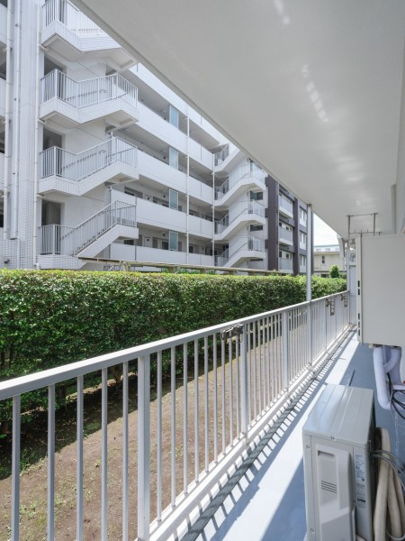 心地よい陽光を取り込み、空間をゆるやかに紡ぐバルコニーです。前方の建物とは距離があるので、晴れた日には洗濯物がしっかり乾きそうです♪