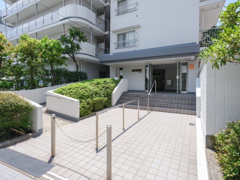 定期的なメンテナンスが行われ綺麗に保たれたスロープ付きのエントランスです。心安らぐ植栽が施され、毎日気持ち良く出入りできますね。