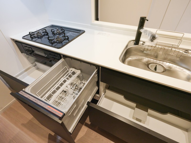 ◆食器洗浄乾燥機◆家事の時間を短縮できる優れもの。さらに節水・節約を同時に行うことができるので、大変人気があり重宝します。