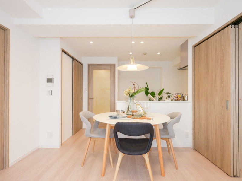 お部屋は住まう方の趣味や感性で飾っていただけるように、シンプルな内装で仕上げました。時代や流行を問わず長く着られる衣服のように、快適にお過ごしいただける住まいです。