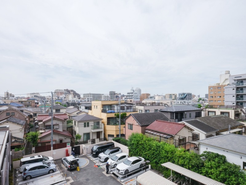 ひらけた空を見渡せるのびのびとした眺望です。遠くの天気もよく見え開放感が溢れるひとときをお楽しみいただけます。