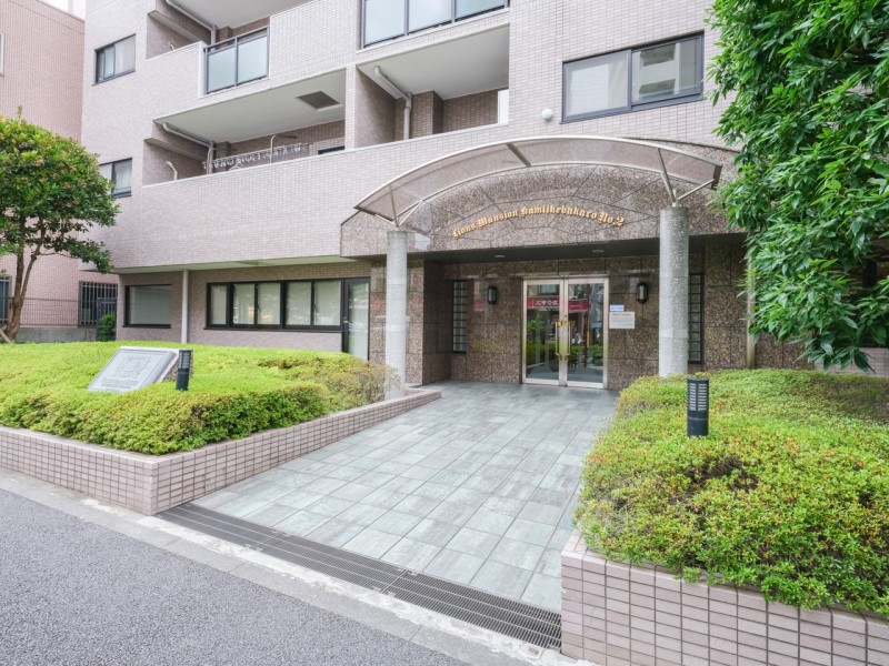 定期的なメンテナンスが行われ綺麗に保たれたエントランスです。心安らぐ植栽が施され、毎日気持ち良く出入りできますね。