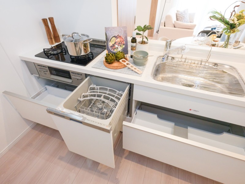 ◆食器洗浄乾燥機◆家事の時間を短縮できる優れもの。さらに節水・節約を同時に行うことができるので、大変人気があり重宝します。