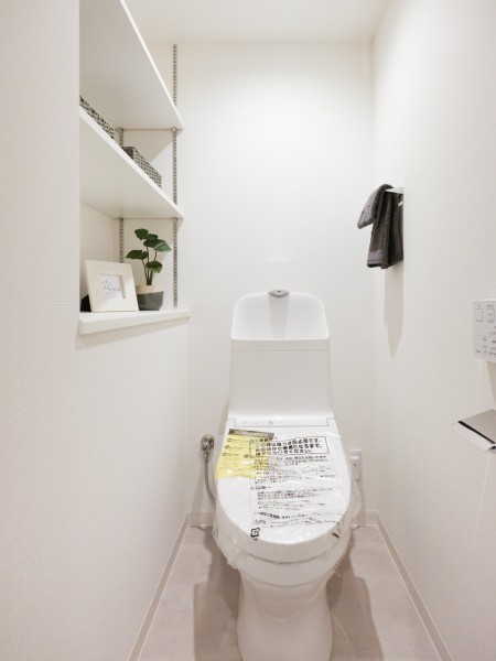 優れた節水効果や汚れが付きにくい便座など、ほしかった機能が揃ったウォシュレット一体型トイレです。トイレットペーパーなどの収納に便利な収納棚を備え付けました。