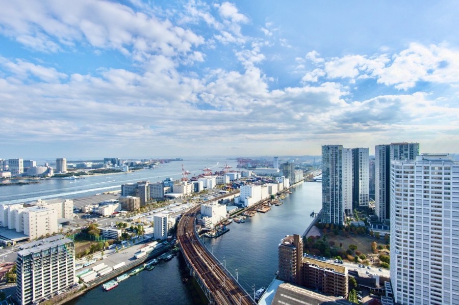 青々と広がる大空と水の潤いを掌中に収めながら、洗練された暮らしを実現できそうです。思わず深呼吸をし、日々をアップデートできそうな空間です。
