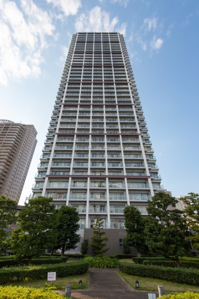 豊かな自然とフォーマルさを対峙させた外観が魅力のハイグレードなタワーマンションです。充実の共用施設やサービスが日々の生活を支え、快適な「海辺の暮らし」が叶います。