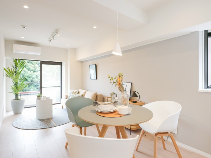 光と風が溢れる開放的なリビングダイニングルームです。住まう方の趣味や感性で飾っていただけるように、シンプルな内装で仕上げました。