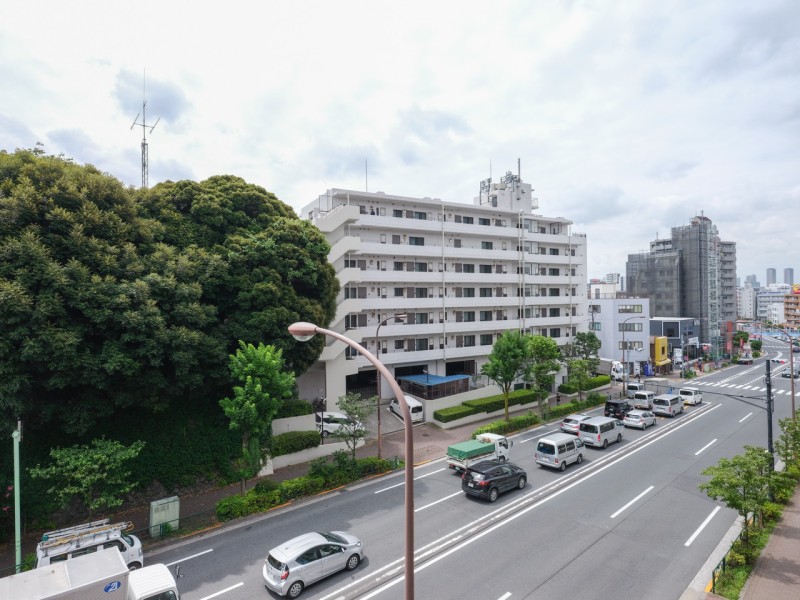 バルコニーからは大きくひらけた空と豊かな緑が望めます。