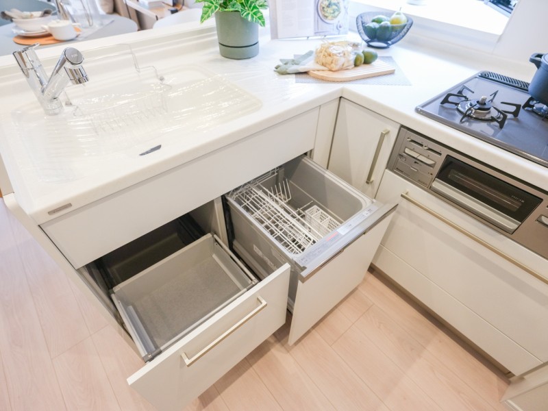 ◆食器洗浄乾燥機◆家事の時間を短縮できる優れもの。さらに節水・節約を同時に行うことができるので、大変人気があり重宝します。