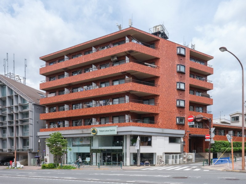 池上線『石川台』駅徒歩3分の6階建てマンションです。駅前には23時まで営業のピーコックストアあり。豊かな自然あふれる洗足池公園や病院が徒歩圏内にあり、暮らしやすい住環境です