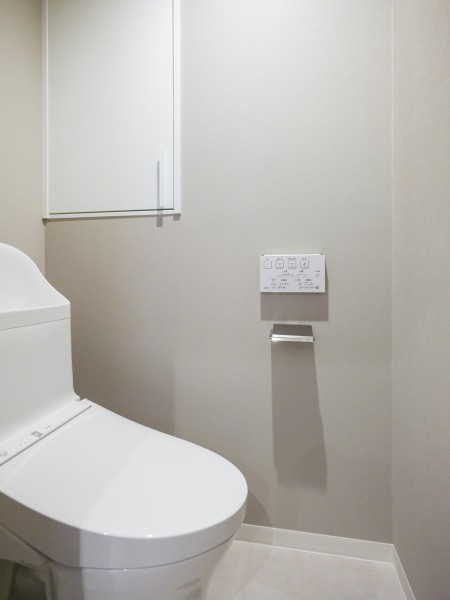 優れた節水効果や汚れが付きにくい便座など、ほしかった機能が揃ったウォシュレット一体型トイレです。上部には収納に便利な吊戸棚を備え付けました。