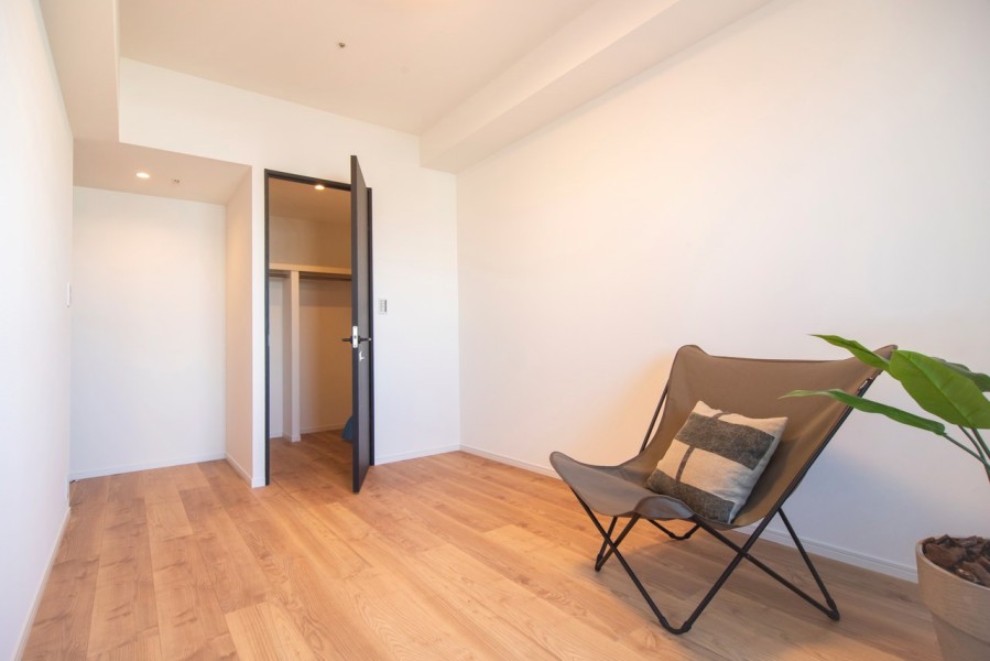 洋室1は約8.0帖の広々としたお部屋です。ウォークインクローゼットがあるので居室部分をより広々とお使いいただけます。