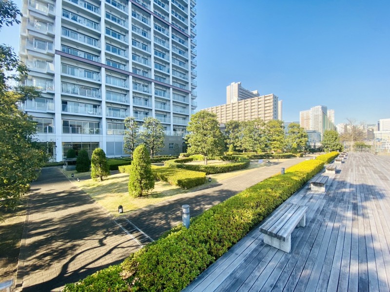 シーサイドデッキと合わせ約2000m²の広さを誇るベイブリーズガーデンです。豊かな自然の緑を堪能し安らぎを享受します。