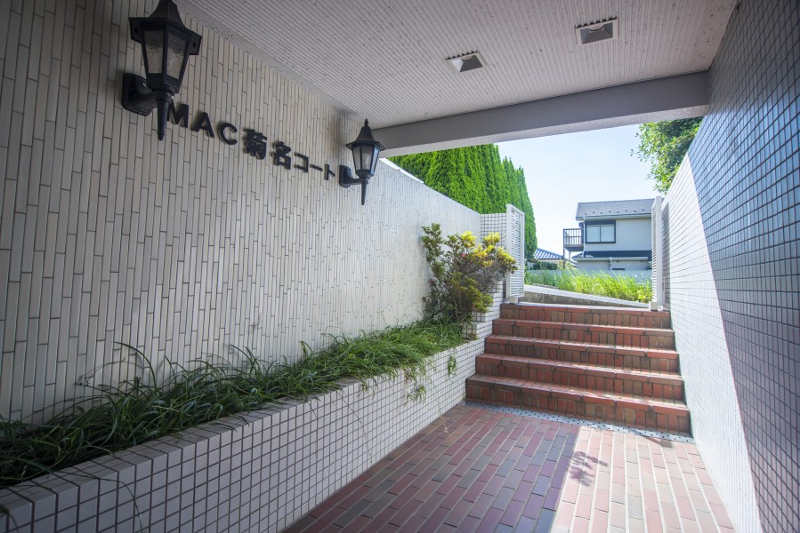 清潔に保たれたマンションエントランスです。