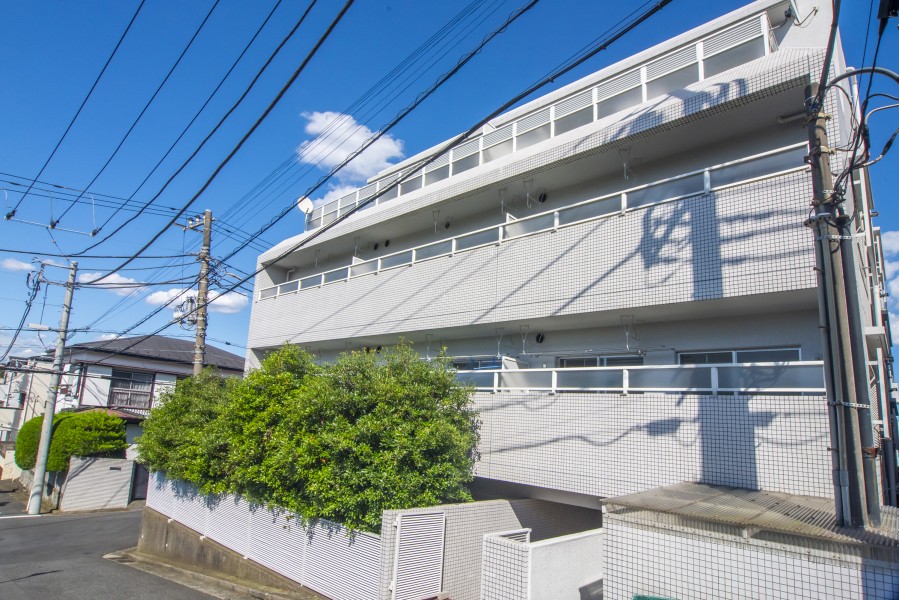 『菊名』駅は、JR線と東急線が行き先に合わせて使い分けができる便利な駅です。横浜方面、都心へのアクセスも良く、駅周辺にもスーパーや金融機関等があり生活利便性も良好です。