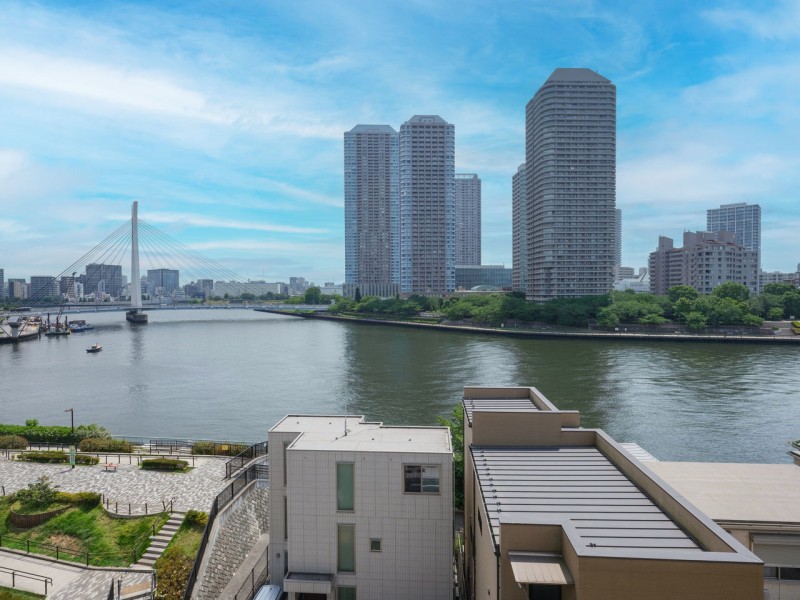爽やかな風と豊かな水を感じる隅田川ビューのお部屋です。日々の疲れを忘れさせてくれるかのような伸びやかで心安らぐ眺めです。
