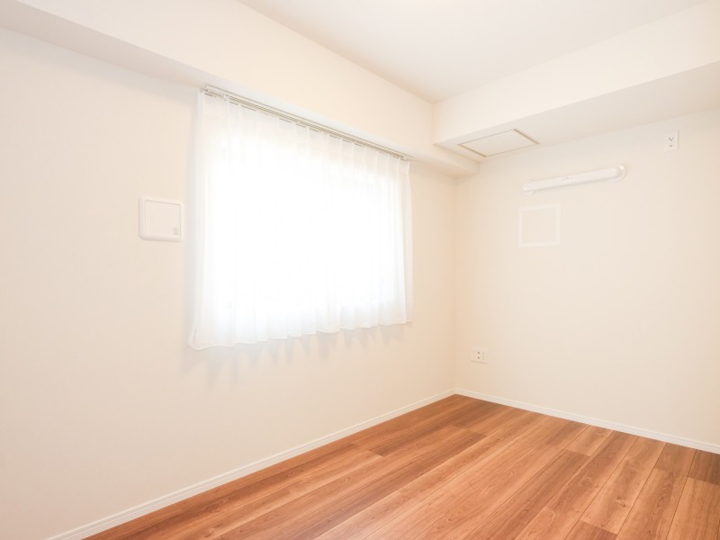 洋室2は凹凸が少ないお部屋です。大きな家具も配置しやすく、お好みのレイアウトをお楽しみいただけます。