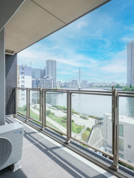 隅田川が一望できる陽当たり良好なバルコニーです。遠くの天気もよく見え、開放感が溢れるひとときをお過ごしいただけます。