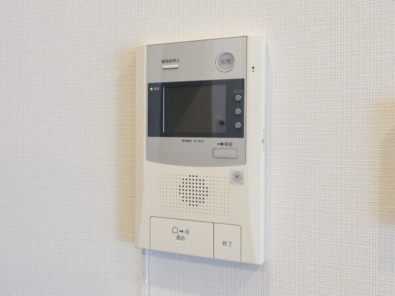 ◆TVモニター付インターホン◆訪ねてきた相手をモニター越しに確認でき、防犯対策に役立ちます。インターホン越しに話をすることが可能です。